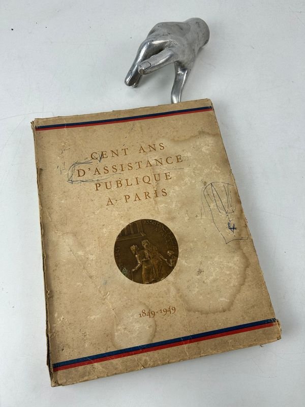 Lote anterior: Libro histórico ilustrado sobre la asistencia pública en París