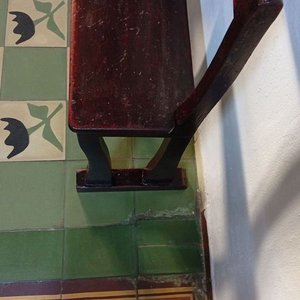 Banco de madera dura con respaldo y número 82 - imagen 3