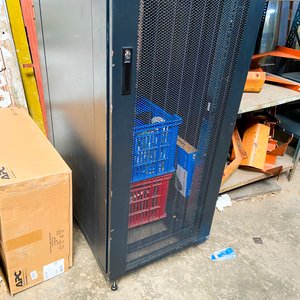 Mueble Metálico Negro para Central de Computación con Accesorios y Puerta - imagen 4