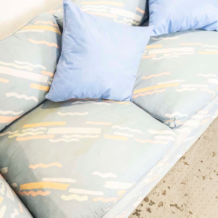 Sofá de tres cuerpos tapizado en tela estampada con fondo celeste - imagen 3