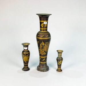 Juego de Tres Floreros Cónicos de Bronce con Decoración Floral - imagen 1