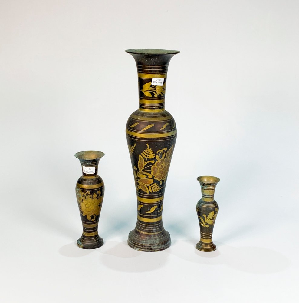 Juego de Tres Floreros Cónicos de Bronce con Decoración Floral