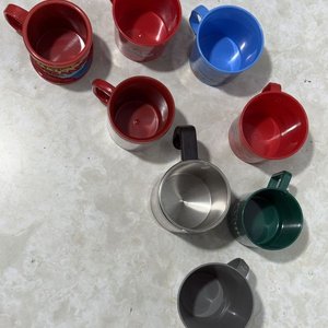 Lote de 8 Tazas Plásticas y 1 de Acero Inoxidable con Diseños Infantiles - imagen 2
