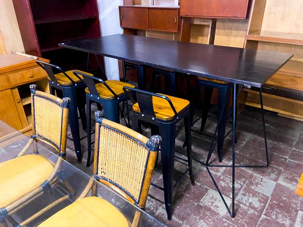 Mesa Alta Negra con 4 Banquetas de Madera y Metal
