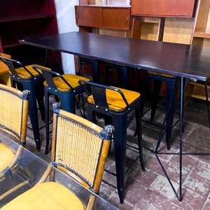 Lote siguiente: Mesa Alta Negra con 4 Banquetas de Madera y Metal