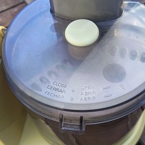 Procesadora de alimentos Philips con recipiente, tapas y discos accesorios para corte o rallado - Funciona - imagen 6