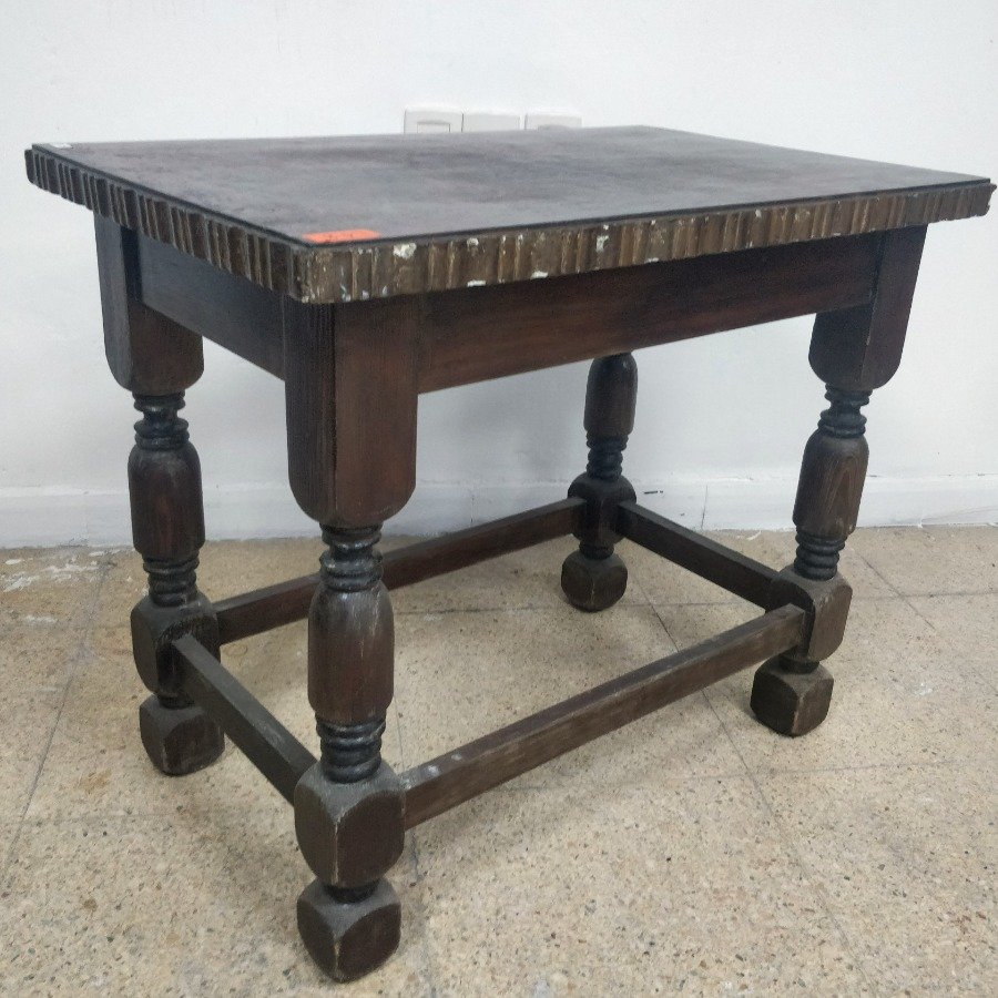 Mesa de sala en madera con patas torneadas y contorno de tapa trabajado en relieves - imagen 6