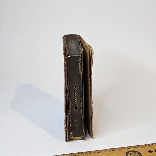 Libro antiguo con regla metálica - imagen 3