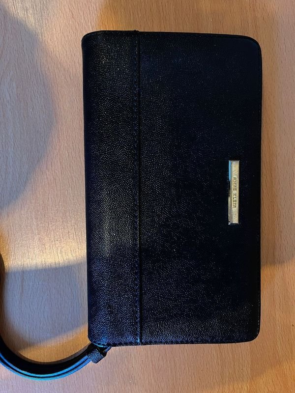 Lote siguiente: Billetera grande de cuero Anne Klein negra