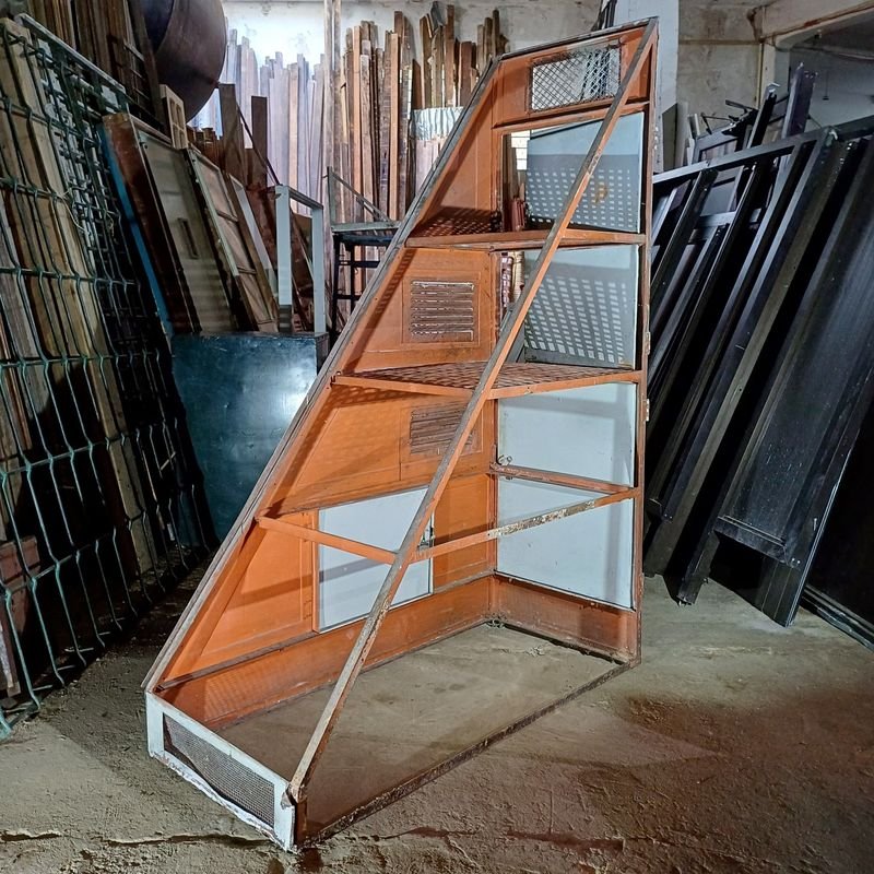 Armario bajo escalera de hierro: Mueble práctico y estético - imagen 9