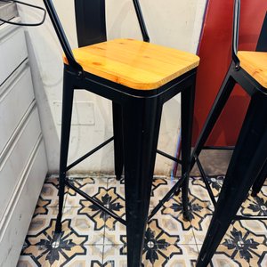 Lote #018 – Dos banquetas ¨Tolix¨con asiento de madera - imagen 2