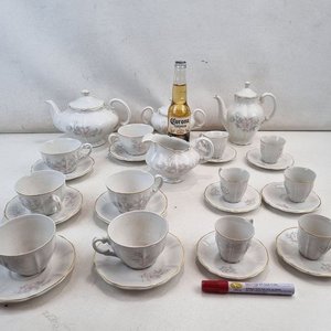 L 392 - 24 Piezas - Importante juego de té/café de Porcelana Olmos, industria uruguaya, con delicado diseño floral en tonos pasteles y realces dorados en bordes, completo y en excelente estado de conservación - imagen 2