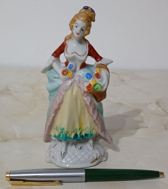 Lote siguiente: Estatuilla en Porcelana KTS. Motivo: Dama clásica