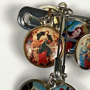 Lote de Doce Medallitas Religiosas con Broche - imagen 5