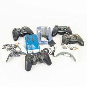 Lote de 2 Cargadores para Auto y 6 Joysticks Variados - imagen 1