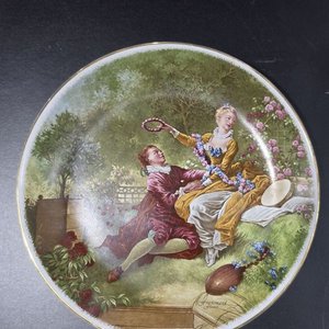 Par de Platos Decorativos de Porcelana Francesa con Escenas Galantes - imagen 5