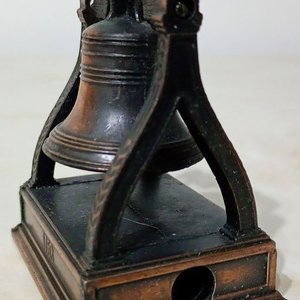 Sacapuntas Metálico Coleccionable: Campana de la Libertad Bronce Antiguo - imagen 3
