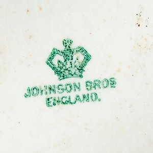 Seis piezas de porcelana inglesa Johnson Bros: platos, pocillos y base floral - imagen 3