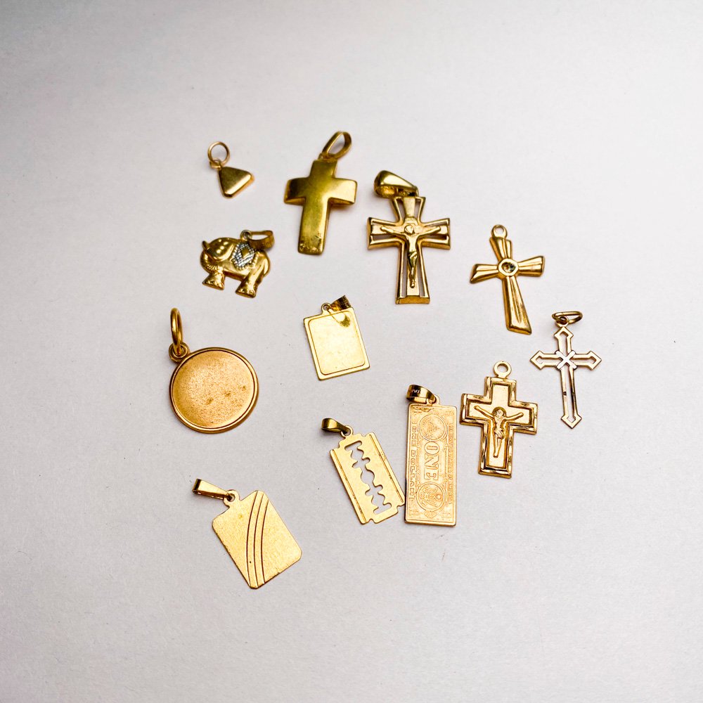 Lote anterior: Colección de objetos religiosos y joyas en oro y plata