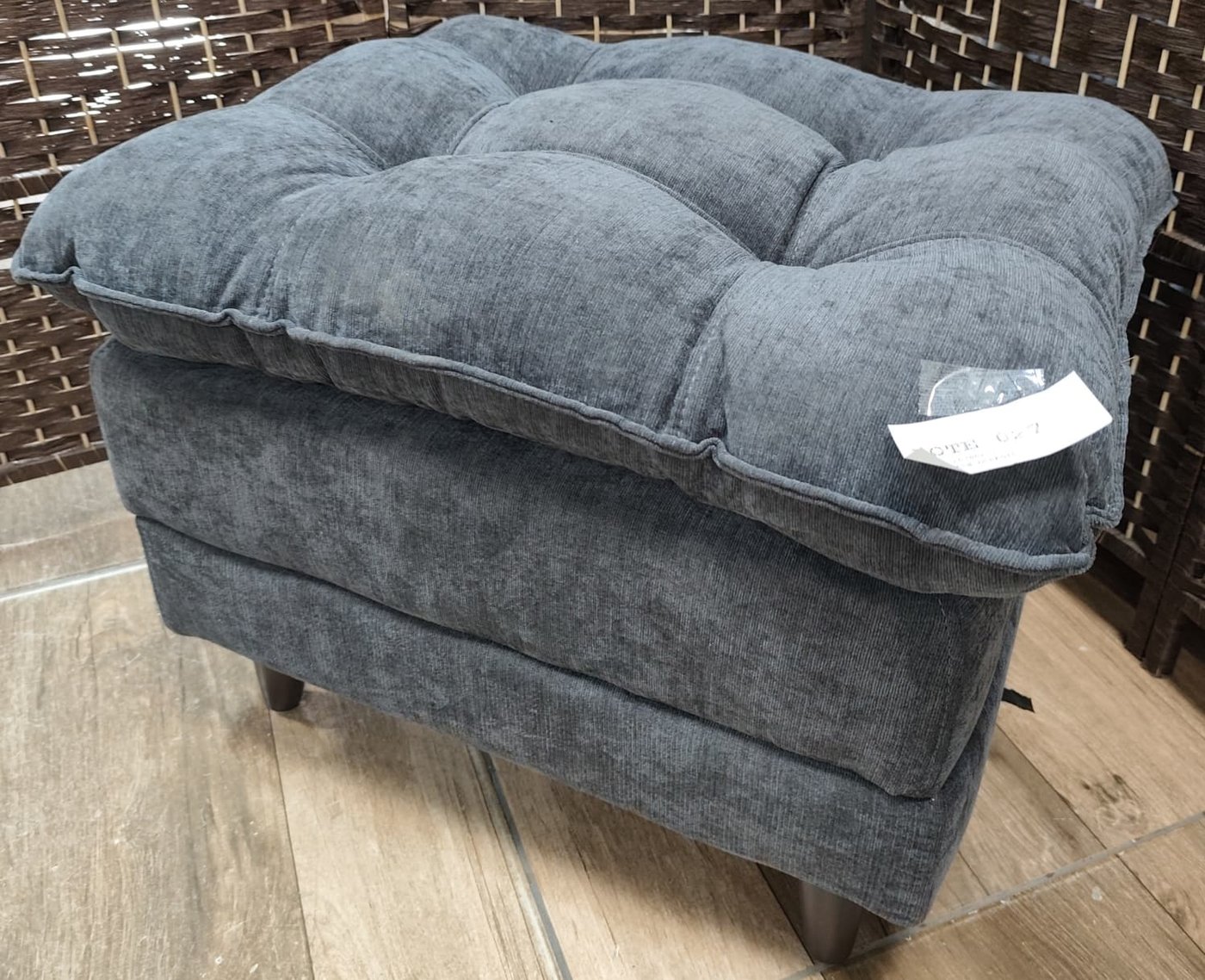 Sofá Puff Tapizado en Microfibras Capitonesa Turin con Patas de Madera - imagen 6