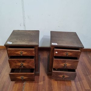 Par de Mesas de Noche Vintage con Marquetería y Tiradores Metálicos - imagen 2