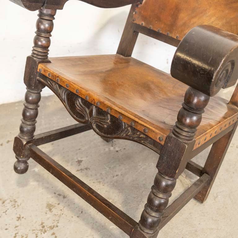 Sillón con frente tallado y detalles en la madera - imagen 3