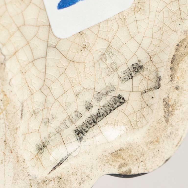 Jarra de loza inglesa con figura de hombre - imagen 2