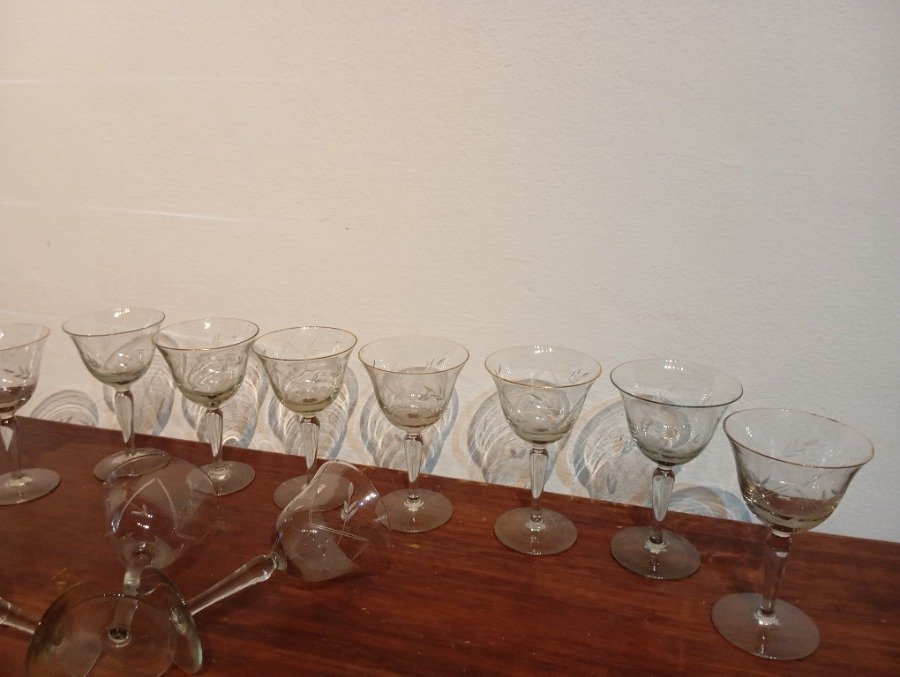 Colección de copas de vino claras con detalles decorativos - imagen 6
