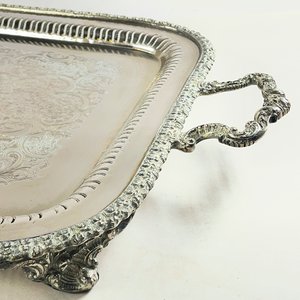 Bandeja de Metal Repujado con Asas y Patitas Caladas - imagen 3