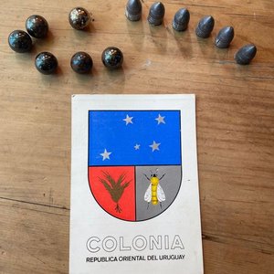 Escudos de Colonia, Balas de Plomo y Bolas Metálicas de Colección - imagen 1