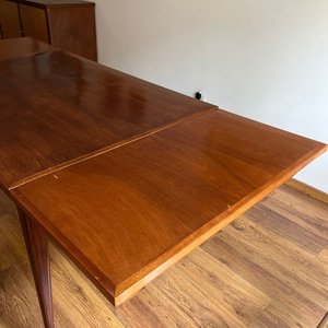 Juego de Comedor de Madera: Mesa Extensible y 6 Sillas Tapizadas - imagen 9