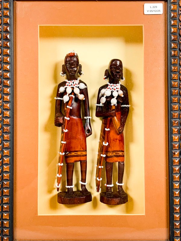 Cuadrito con figuras africanas en vitrina - imagen 2