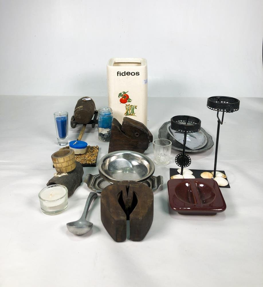 Lote de centro de mesa, frasco de porcelana y candeleros vintage