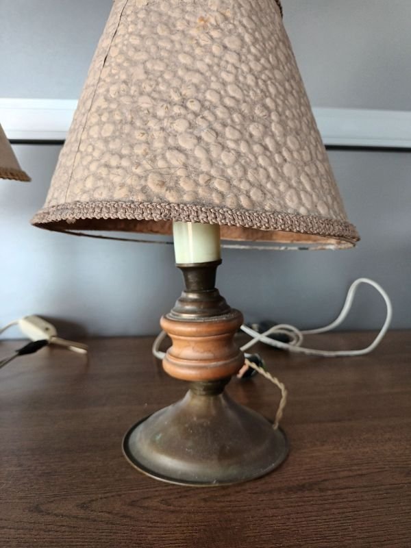 Lote siguiente: Lámpara de mesa antigua con sombra beige y base marrón