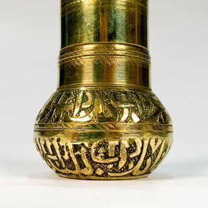 Molinillo Cilíndrico de Bronce con Inscripciones Hindúes - imagen 2