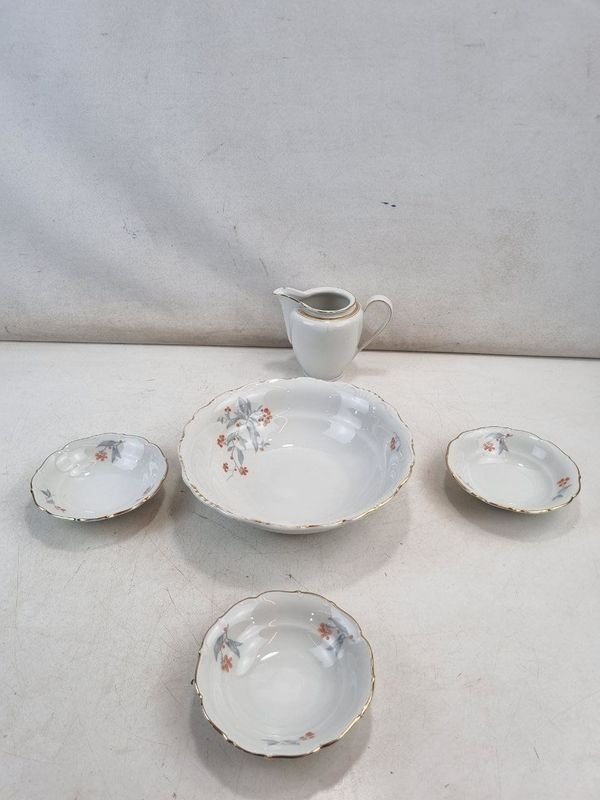 L 004 - Set De 5 Piezas - Elegante juego de vajilla decorado con motivos florales y bordes dorados, origen Checoslovaquia - imagen 1
