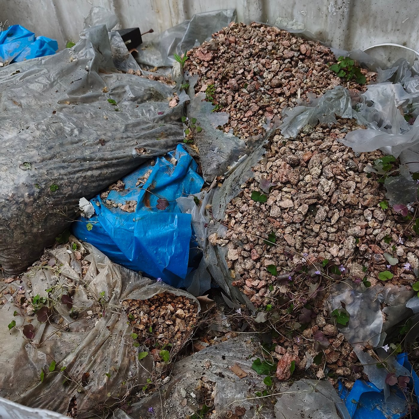 Lote de Pedregullo en Bolsas y Material Suelto