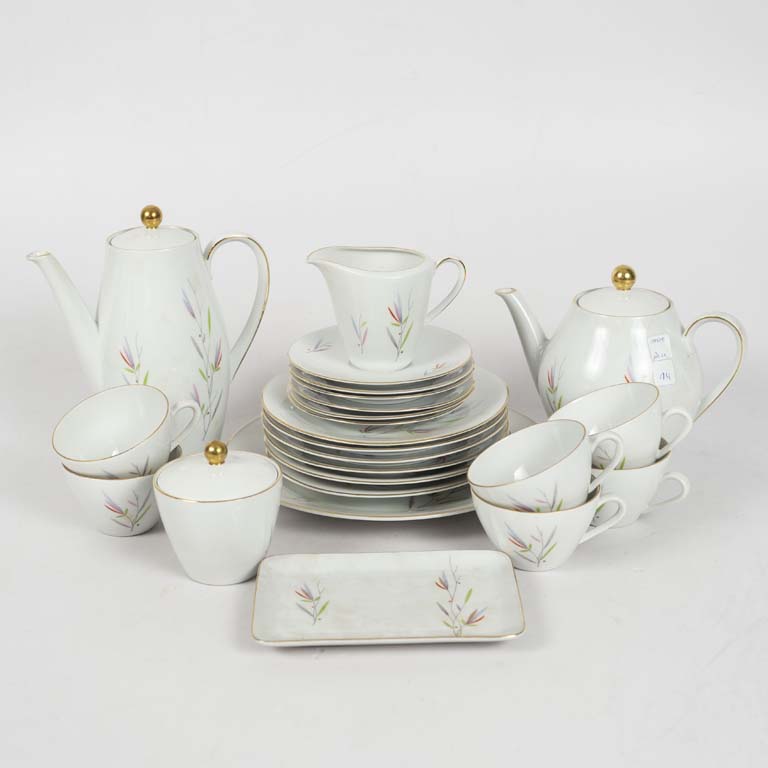 Lote anterior: 24 Piezas de juego de té de porcelana Bavaria Western Germany, fondo blanco decorado con borde dorado.  - Medidas: Taza de té 9x6cm