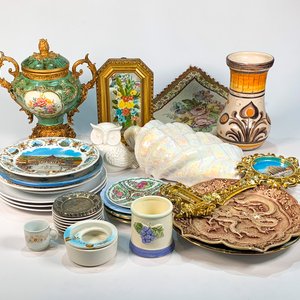 Lote de 27 piezas: Potiche verde, platos de loza, centro de cerámica, florero y más - imagen 1
