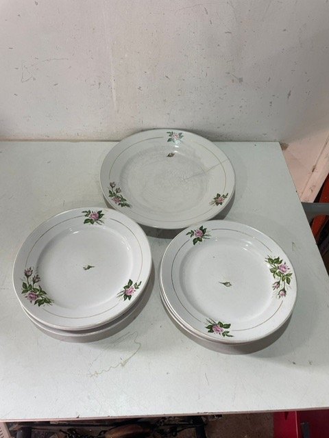 Lote siguiente: Fuente y platos llanos de porcelana Olmos