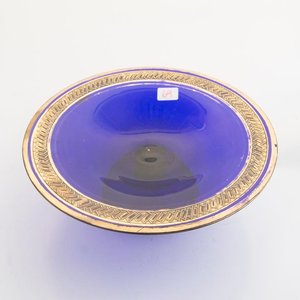 Centro de Cristal Azul Sevres con Borde Dorado y Pie - imagen 2