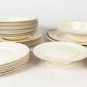 28 Piezas de loza inglesa Myott son & co. Color crema borde dorado. Piezas craqueladas y algunas con cascaduras Medidas: 25 cm - imagen 2