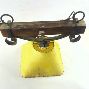 Colgante de Hierro y Madera con Pantalla Amarilla - imagen 2