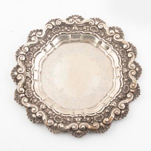 Lote de 3 Platos de Plata con Borde Labrado y Detalles Florales - imagen 2