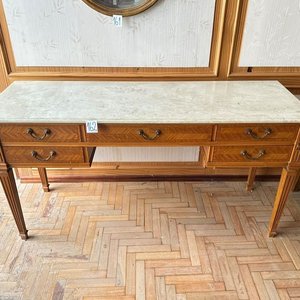 Lote anterior: Cómoda Inglesa de Madera con Tapa de Mármol y Cajones