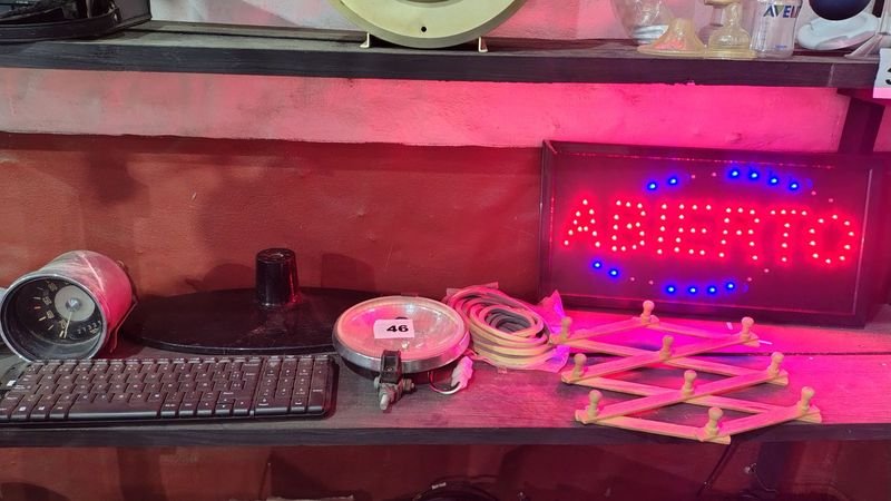Colección de Accesorios Electrónicos y Decorativos - imagen 2