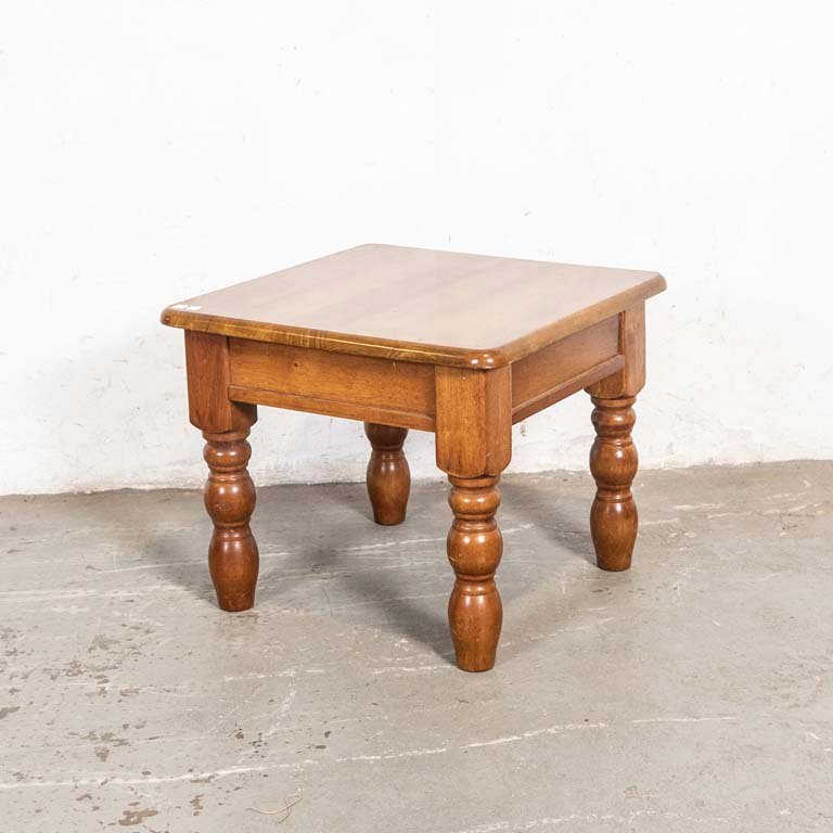 Lote anterior: Mesa lateral de madera con patas torneadas