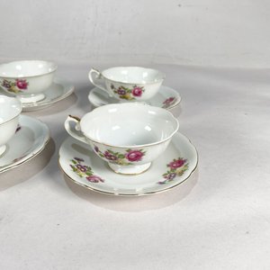 Seis Pocillos y Seis Platitos de Porcelana China con Flores y Guarda Dorada - imagen 2