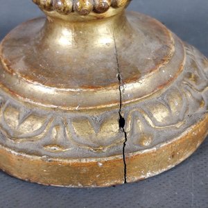 Lámpara de mesa antigua de madera tallada, dorada, con pantalla y detalles de época - imagen 5