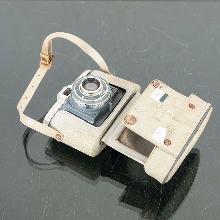 Cámara antigua con estuche y accesorios - imagen 1
